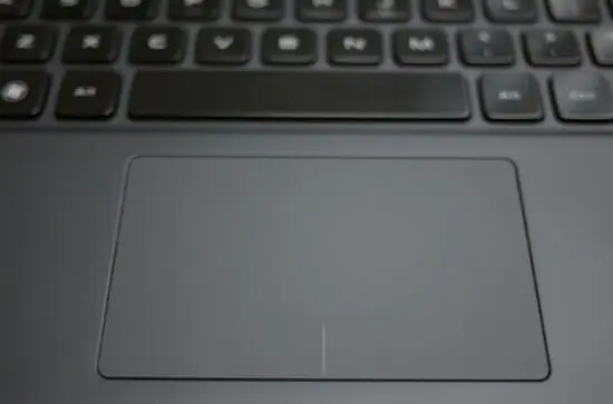 У Dell XPS 13 большой тачпад почти такой же как у MacBook и тоже лишённый - фото 9