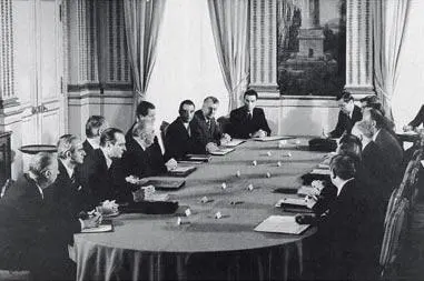 À la table du Conseil des ministres dans le salon Murat de lÉlysée Ce sera - фото 21