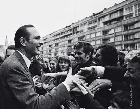 1977 en campagne pour lélection à la Mairie de Paris A la tribune devant - фото 25