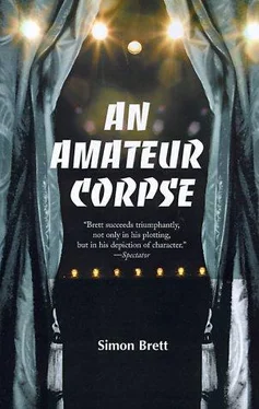 Simon Brett An Amateur Corpse обложка книги