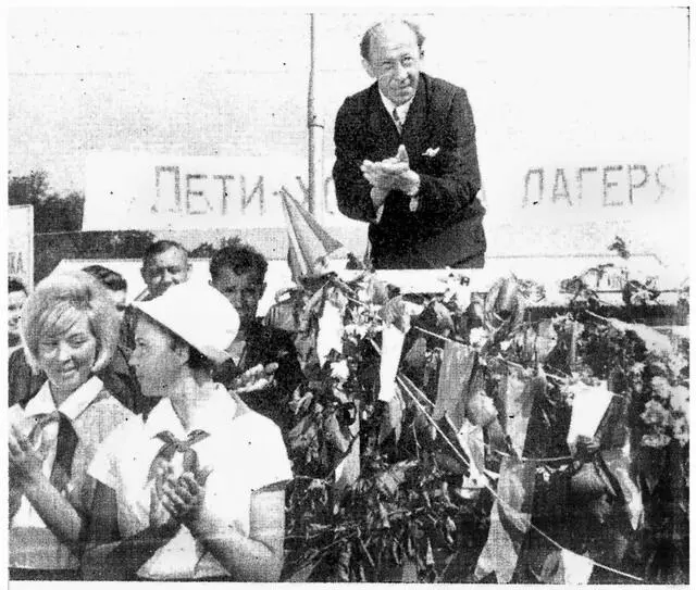 Валя хитро подмигнула Марату Марат незаметно вытащил рогатку заложил в нее - фото 14