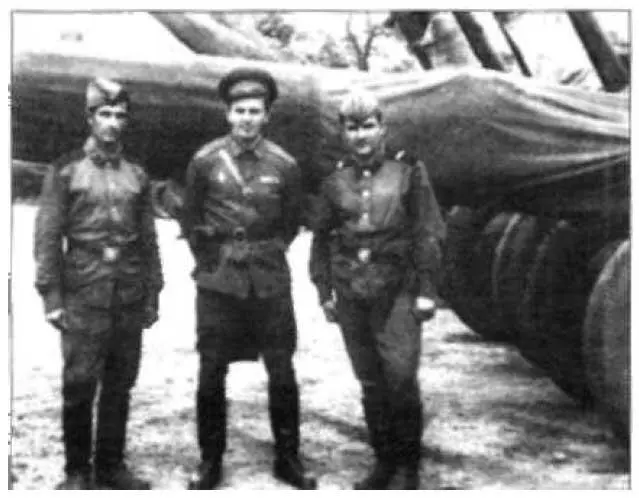 Автор в центре с помонищкамиартиллеристами у зачехленной каракатицы 1972 - фото 6