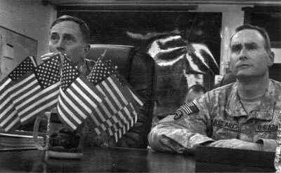 Генерал Дэвид Петреус и Ральф Козларич Иззи Адам Шуман - фото 15