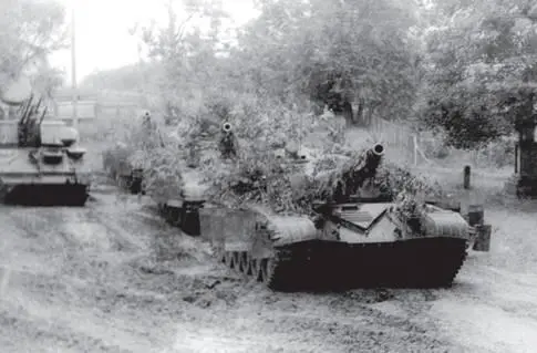 1976 г БВО войсковые испытания танков Т64Б Т72 Т80 В первом ряду - фото 221
