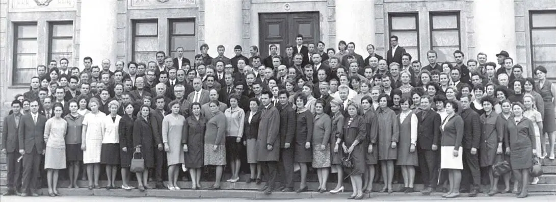 Проводы ЛНКарцева Групповой портрет сотрудников КБ 1969 г На - фото 80