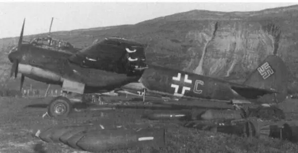 Ju88A5 4DCB из штабного звена IKG30 аэродром Банак август 1941 г - фото 22