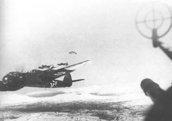 Эскадрильи Ju88A из KG30 в ходе боевого вылета над Заполярьем Финские войска - фото 26