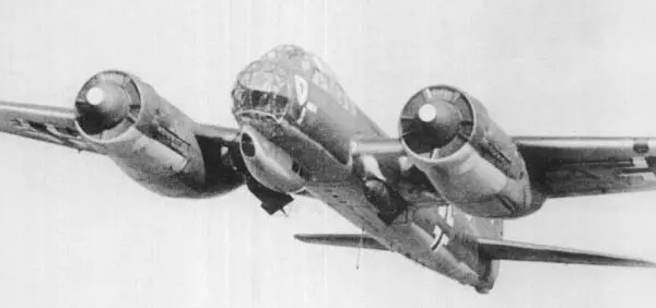 Ju88A4 из IKG30 направляется на очередное задание Техники подвешивают - фото 46