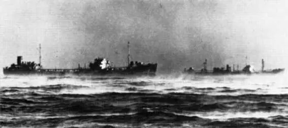 Транспорты идут по Баренцеву морю хорошо видно как парит поверхность воды - фото 112