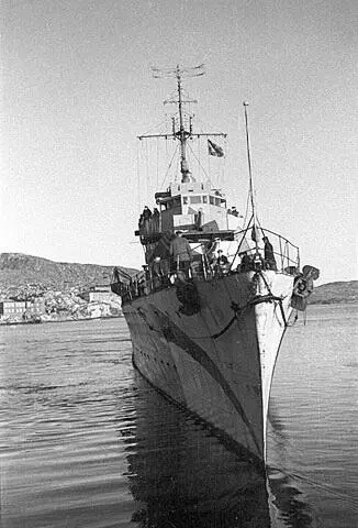 Советский эсминец Гремящий на рейде Полярного 1943 г Это был своего рода - фото 115