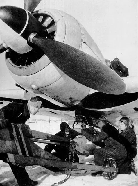 Техники подвешивают бомбу под фюзеляж FW190A3 из 14JaboJG5 Одновременно - фото 126