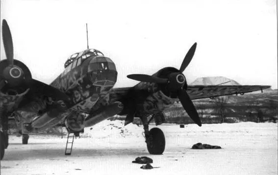 Ju88A17 из 3й эскадрильи KG26 с двумя подвешенными торпедами F5 аэродром - фото 136
