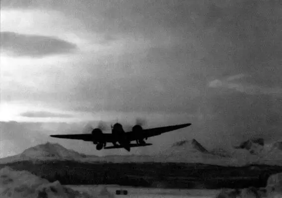 Ju88A17 из KG26 взлетает с аэродрома Бардуфос на рассвете 10 февраля 1945 г - фото 138