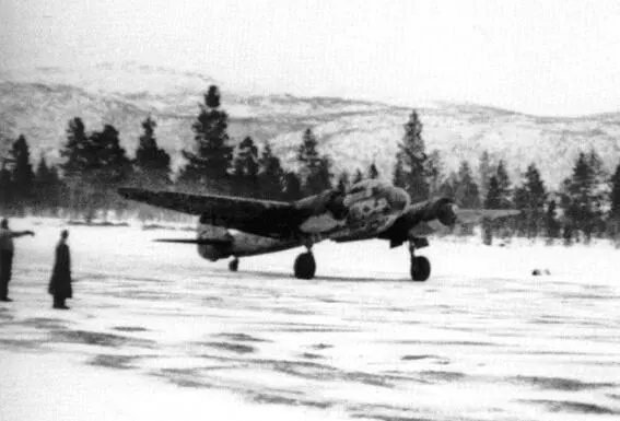 Ju88A17 из KG26 возвращается на аэродром Бардуфос 10 февраля 1945 г - фото 140