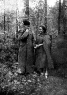 2 Н Решетовская и Л Солженицын на фронте 1943 г 3 А Солженицын и Н - фото 2