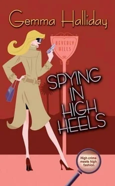 Gemma Halliday Spying in High Heels обложка книги