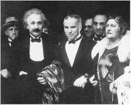 With Charlie Chaplin and Elsa at the Hollywood premiere of City Lights January - фото 286