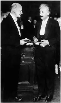 19 Receiving the Max Planck medal from its namesake 1929 20 In Leiden - фото 510