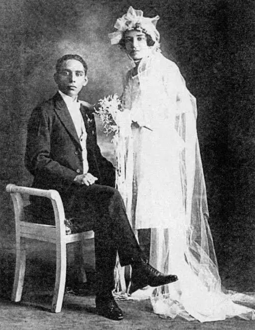 Родители писателя Габриель Элихио Гарсия и Луиса Сантьяга 1926 год - фото 7