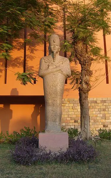 Вот одно из них Нос почемуто отбит Вот еще одна статуя И вновь без носа - фото 4