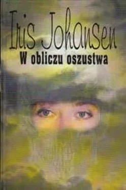 Iris Johansen W Obliczu Oszustwa обложка книги