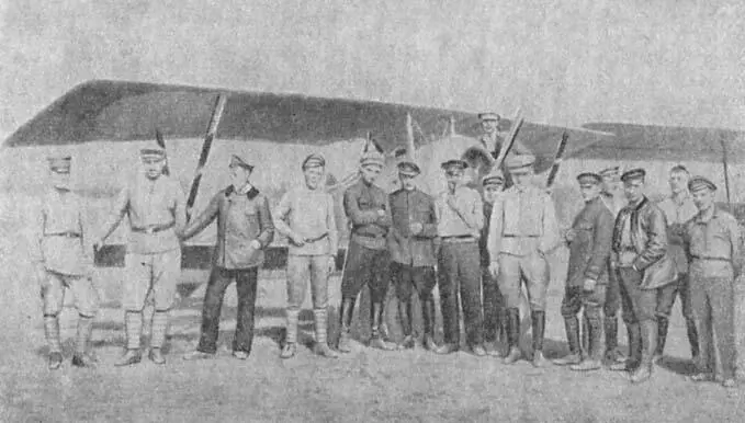 На Астраханском аэродроме в сентябре 1918 г Из Царицына прибыли в отряд летчик - фото 3