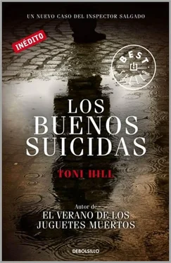 Toni Hill Los Buenos Suicidas обложка книги