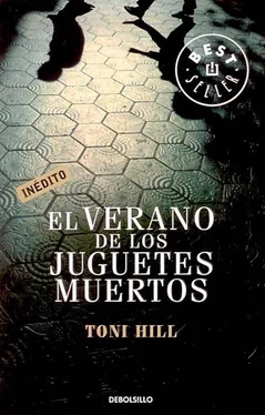 Toni Hill El verano de los juguetes muertos обложка книги