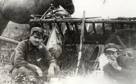 Журавлев слева и сотрудник музея Н П Любомиров 192829 гг За десять лет - фото 6