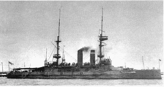 Корабли Э Каннингхэма броненосец Имплекейбл вверху крейсер Дорис - фото 10