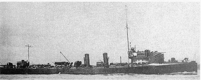 Корабли Э Каннингхэма броненосец Имплекейбл вверху крейсер Дорис - фото 12