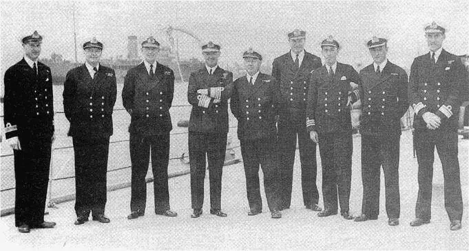 Э Каннингхэм и офицеры его штаба на палубе линейного корабля Куин Элизабет - фото 25