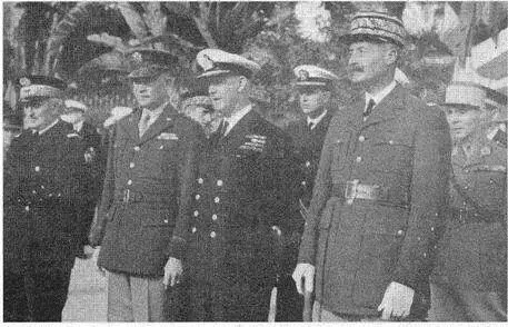В Алжире с адмиралом Дарланом слева направо генералами Д Эйзенхауэром и - фото 26