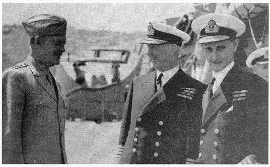 С генералом Д Эйзенхауэром и вицеадмиралом А Уилисом на линейном корабле - фото 29