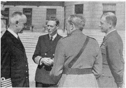 На приеме в Букингемском дворце 15 августа 1945 г У Черчилль с начальниками - фото 30