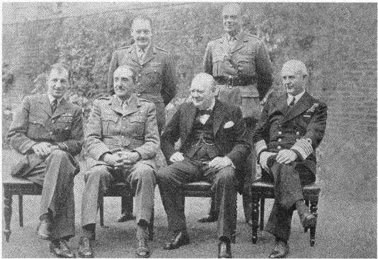 У Черчилль с начальниками штабов 8 мая 1945 г вверху Э Каннингхэм с - фото 31