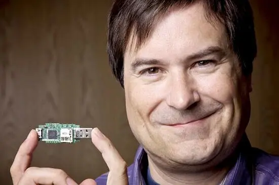 Дэвид Брэбен показывает первую версию Raspberry Pi КТ Одна из первых плат - фото 7