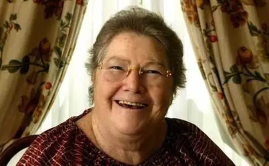 Colleen McCullough nació en Australia Es neurofisióloga y fue investigadora y - фото 2