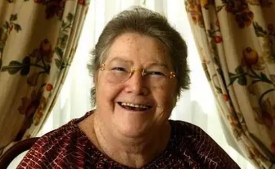 COLLEEN MCCULLOUGH WAS born in western New South Wales in 1937 A - фото 2