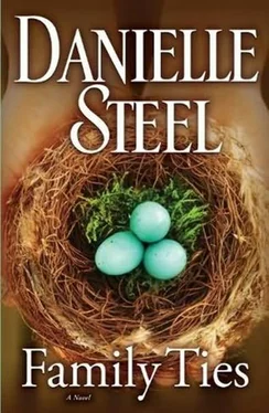 Danielle Steel Family Ties обложка книги