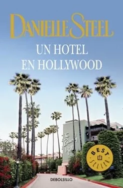 Danielle Steel Un Hotel En Hollywood обложка книги