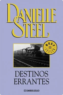 Danielle Steel Destinos Errantes обложка книги