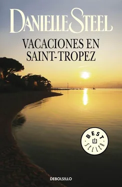 Danielle Steel Vacaciones en Saint-Tropez обложка книги