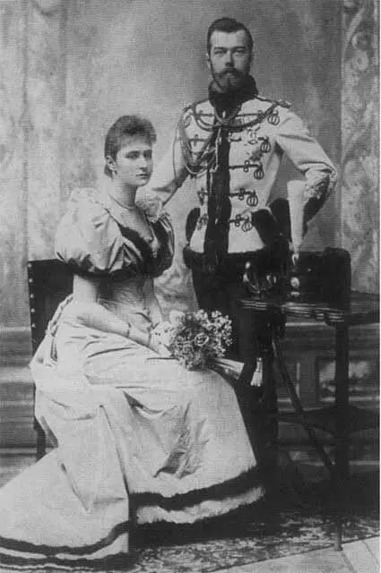 Николай и Аликс Кобург 1894 г Семья императора Александра III слева - фото 17