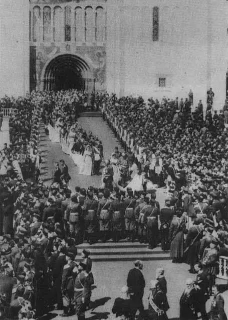 Коронованный император с супругой покидают Успенский собор Москва 14 мая 1896 - фото 23