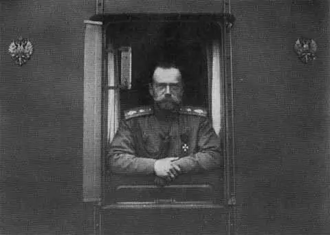 Николай II в окне собственного вагона 1916 г Цесаревич Алексей Николаевич - фото 73