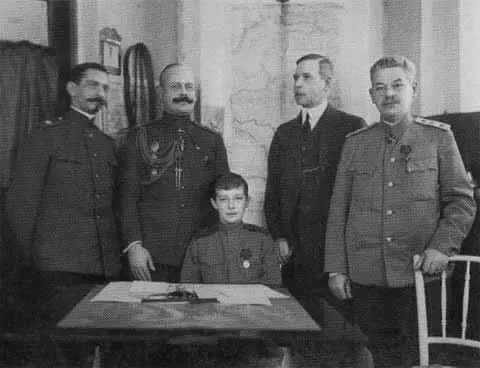 Цесаревич Алексей Николаевич со своими преподавателями II Жильяром В Н - фото 74