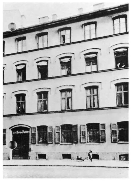 The apartment in Amalienstrasse where Himmler lived from 1904 to 1913 Now that - фото 6