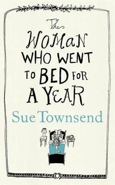 Sue Townsend The Woman who Went to Bed for a Year обложка книги