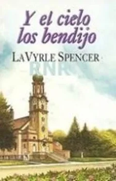 LaVyrle Spencer Y el Cielo los Bendijo обложка книги